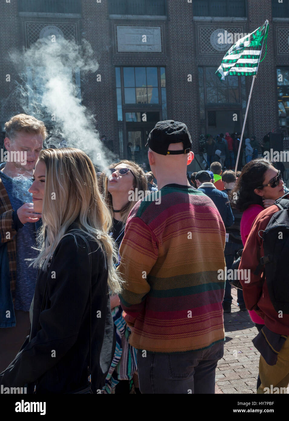 Ann Arbor, Michigan, Stati Uniti d'America. Il 1 aprile 2017. Migliaia hanno partecipato all'Hash annuale Bash, 45 anni di tradizione presso l'Università del Michigan. La manifestazione è dedicata alla musica e interventi che propugnano la legalizzazione della marijuana e per molti, il fumo di marijuana. Credito: Jim West/Alamy Live News Foto Stock