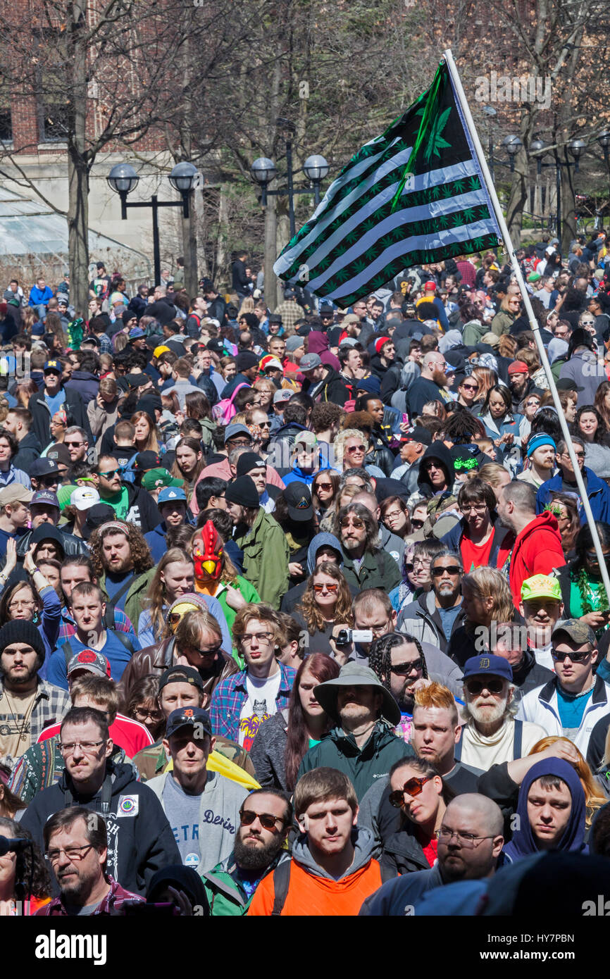 Ann Arbor, Michigan, Stati Uniti d'America. Il 1 aprile 2017. Migliaia hanno partecipato all'Hash annuale Bash, 45 anni di tradizione presso l'Università del Michigan. La manifestazione è dedicata alla musica e interventi che propugnano la legalizzazione della marijuana e per molti, il fumo di marijuana. Credito: Jim West/Alamy Live News Foto Stock