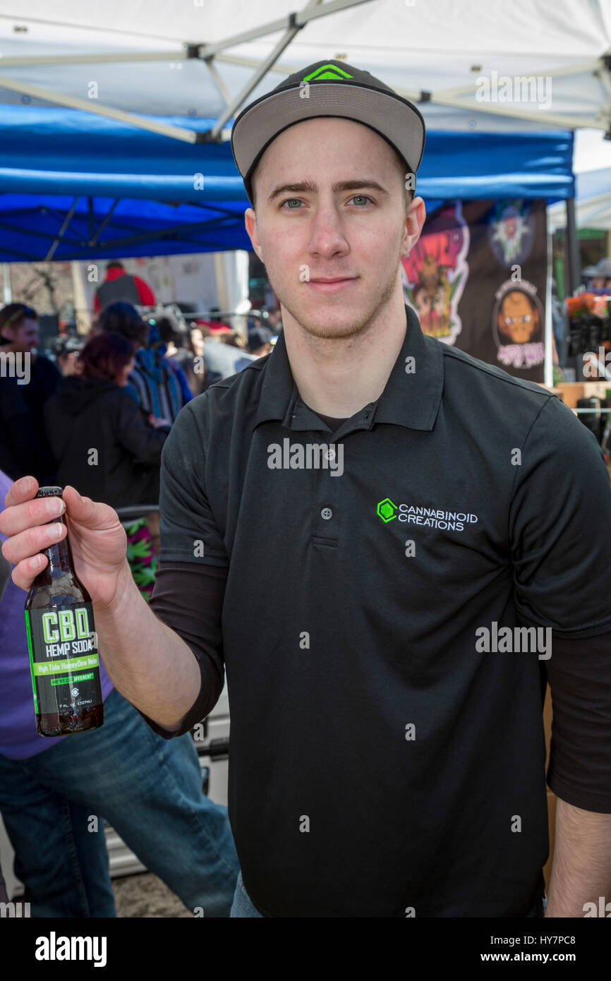 Ann Arbor, Michigan, Stati Uniti d'America. Il 1 aprile 2017. Un fornitore vende non psicoattivi soda fatta da canapa industriale all'Hash annuale Bash, 45 anni di tradizione presso l'Università del Michigan. La manifestazione è dedicata alla musica e interventi che propugnano la legalizzazione della marijuana e per molti, il fumo di marijuana. Credito: Jim West/Alamy Live News Foto Stock