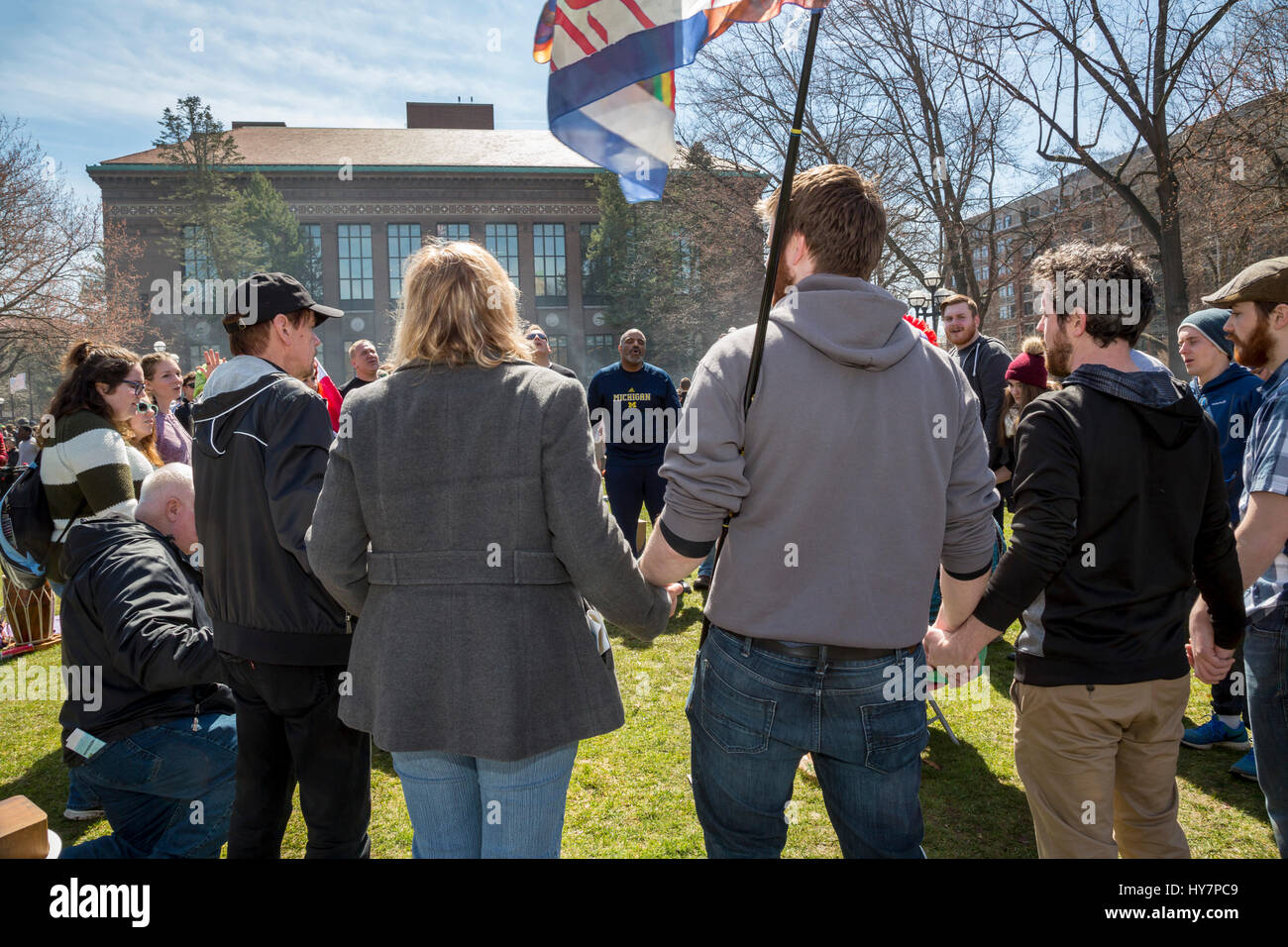 Ann Arbor, Michigan, Stati Uniti d'America. Il 1 aprile 2017. I cristiani dalla chiesa di paratoia pregare durante l'Hash annuale Bash, 45 anni di tradizione presso l'Università del Michigan. La manifestazione è dedicata alla musica e interventi che propugnano la legalizzazione della marijuana e per molti, il fumo di marijuana. Credito: Jim West/Alamy Live News Foto Stock