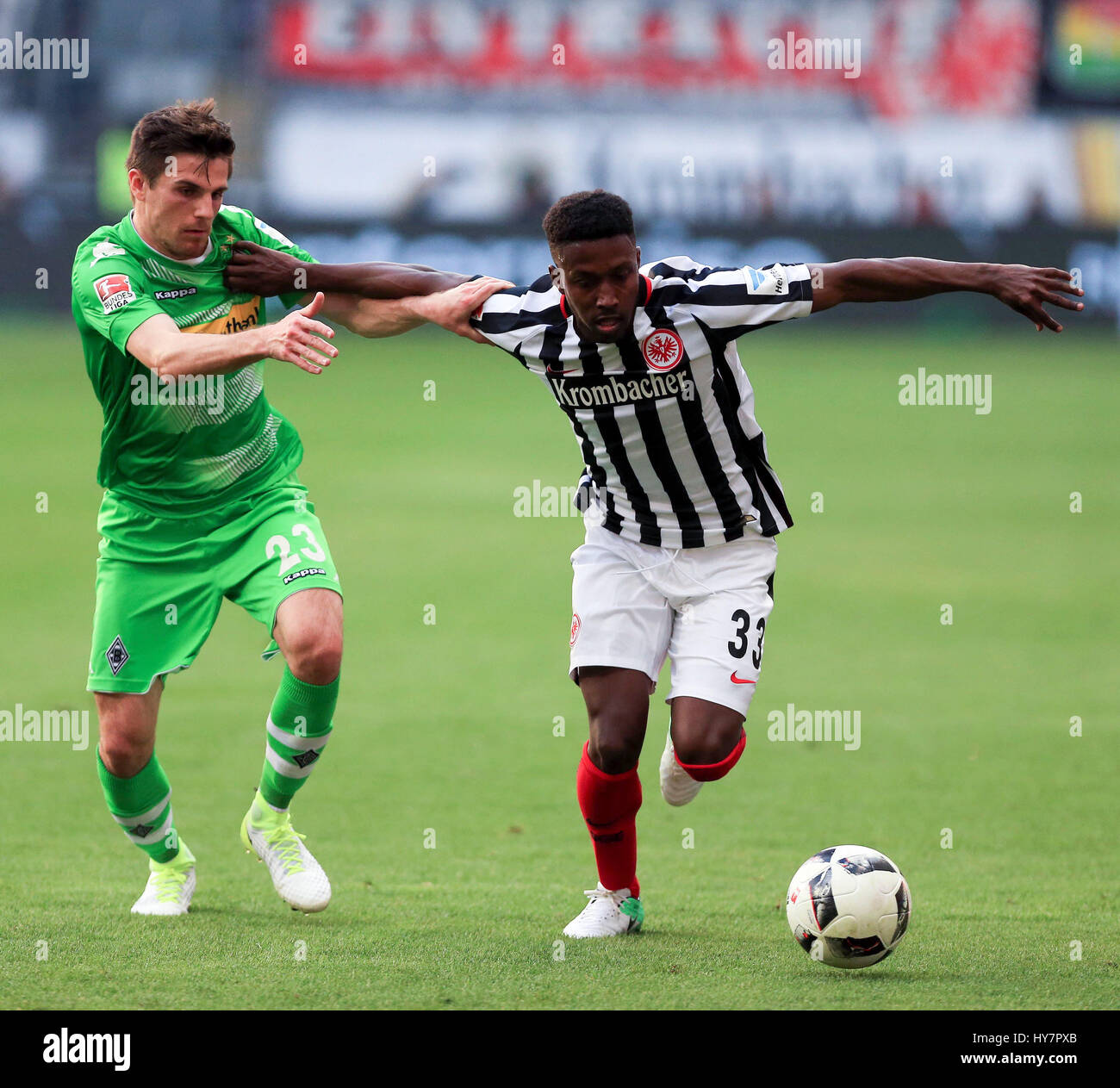 Francoforte, Germania. 1 apr, 2017. Jonas Hofmann (L) del Borussia Moenchengladbach vies con Taleb Tawatha di Eintracht Frankfurt durante la Bundesliga corrispondono a Commerzbank Arena di Francoforte, Germania, Aprile 1, 2017. Credito: Luo Huanhuan/Xinhua/Alamy Live News Foto Stock