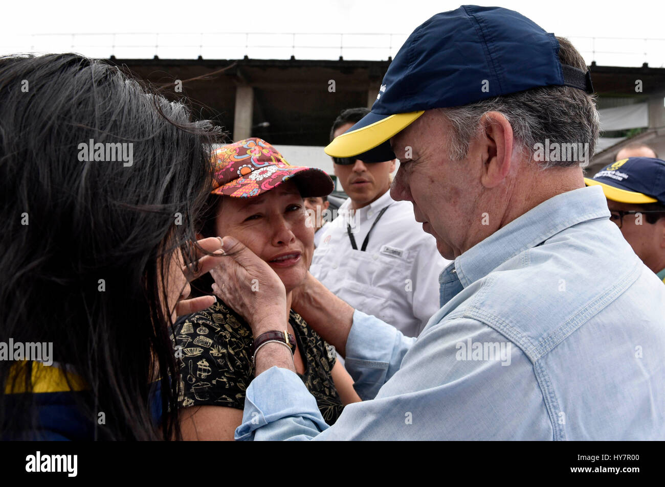 (170402) -- MOCOA (Colombia), 2 aprile 2017 (Xinhua) -- Immagine fornita dalla Colombia assumerà la Presidenza mostra il presidente colombiano Juan Manuel Santos(R) consolante di una donna in Mocoa, capitale del dipartimento di Putumayo, Colombia, il 1 aprile 2017. Il presidente colombiano Juan Manuel Santos sabato dichiarato lo stato di emergenza in Mocoa, come una frana di fango mortale ha finora sostenuto 193 vive. (Xinhua/Cesar Carrion/Colombia assumerà la presidenza) (JG) (RTG)(yy) Foto Stock