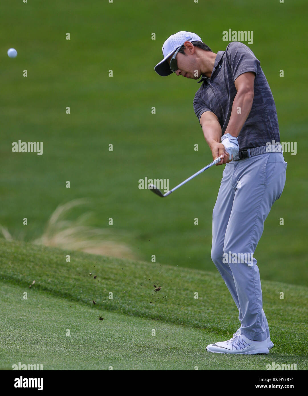 Umile, Texas, Stati Uniti d'America. 1 apr, 2017. Seung-Yul Noh colpisce un colpo sul fairway durante il terzo round del guscio Houston aperto presso il Golf Club di Houston in umile, Texas. John Glaser/CSM/Alamy Live News Foto Stock