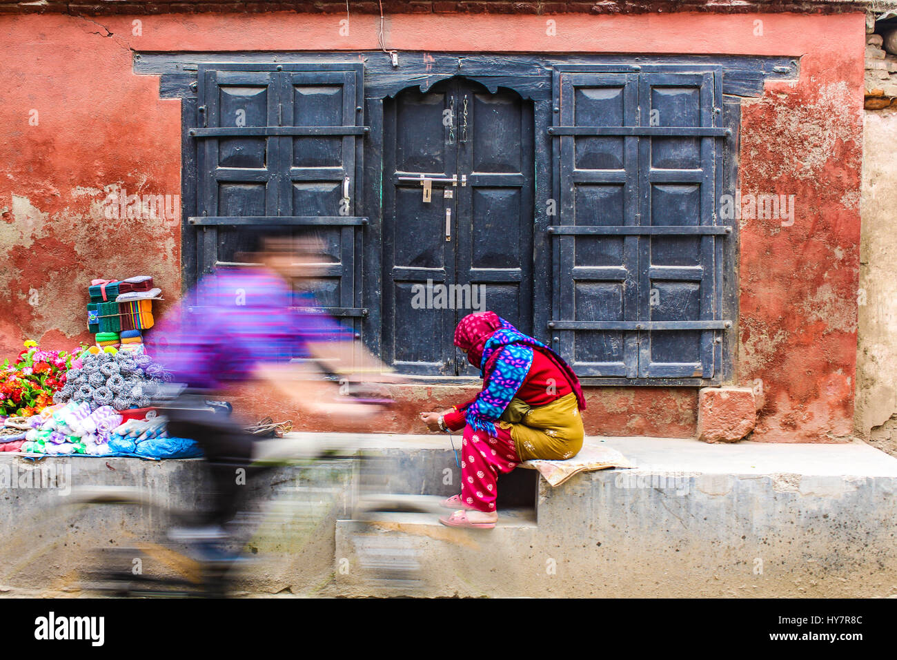 Kathmandu, Nepal. 1 Aprile 2017.Le donne la vendita di prodotti di uso domestico nella trafficata strada di Patan. Ci sono molti venditori ambulanti di Kathmandu. Possedere un negozi in strada è illegale secondo la legge del Nepal.Il governo del Nepal è alla ricerca di un posto alternativo per i venditori ambulanti di vendere i loro prodotti. Foto Stock