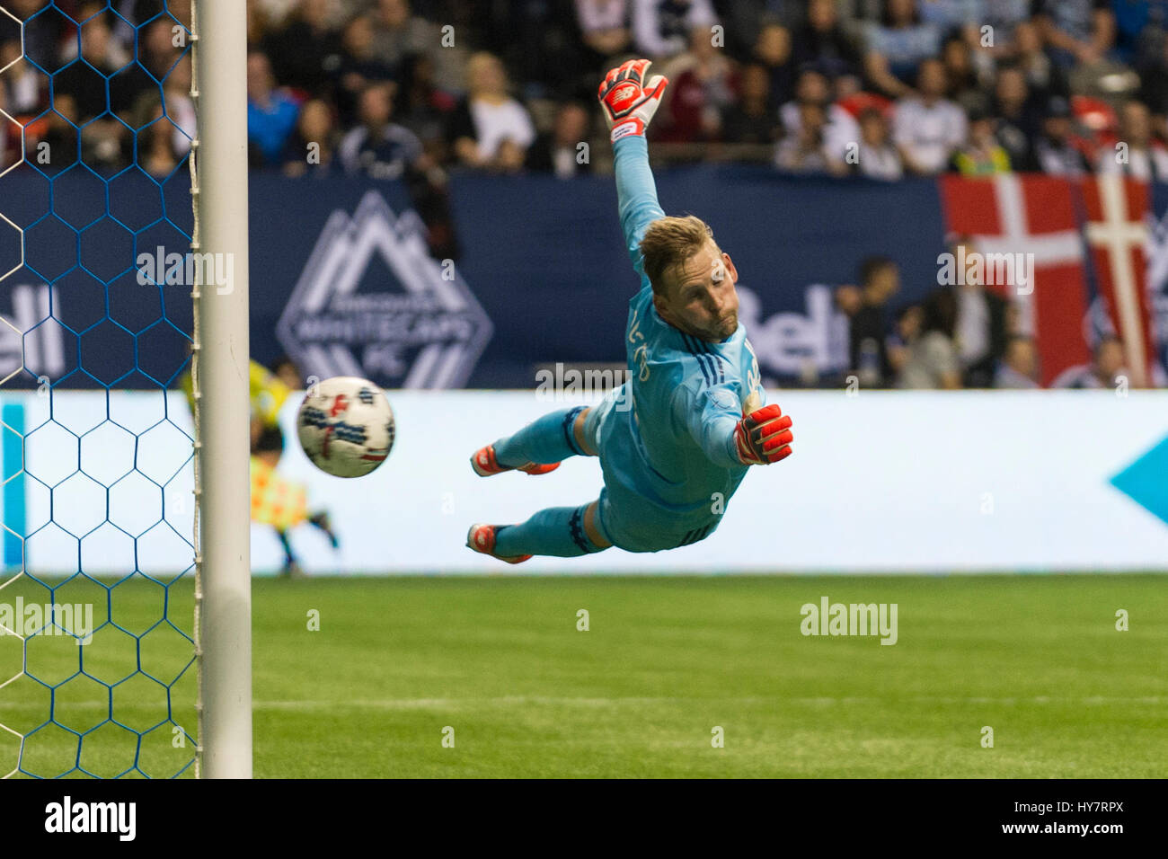 Vancouver, Canada. 1 Aprile, 2017. Palla passa dal portiere David estromesso (1) di Vancouver Whitecaps, ma va ampia dei posti. Vancouver sconfigge Los Angeles 4-2, con obiettivi Whitecap da Cristian Techera (13), Fredy Montero (12) e 2 gol da Matias Laba (15), Vancouver Whitecaps vs galassia di Los Angeles, BC Place Stadium. © Gerry Rousseau/Alamy Live News Foto Stock