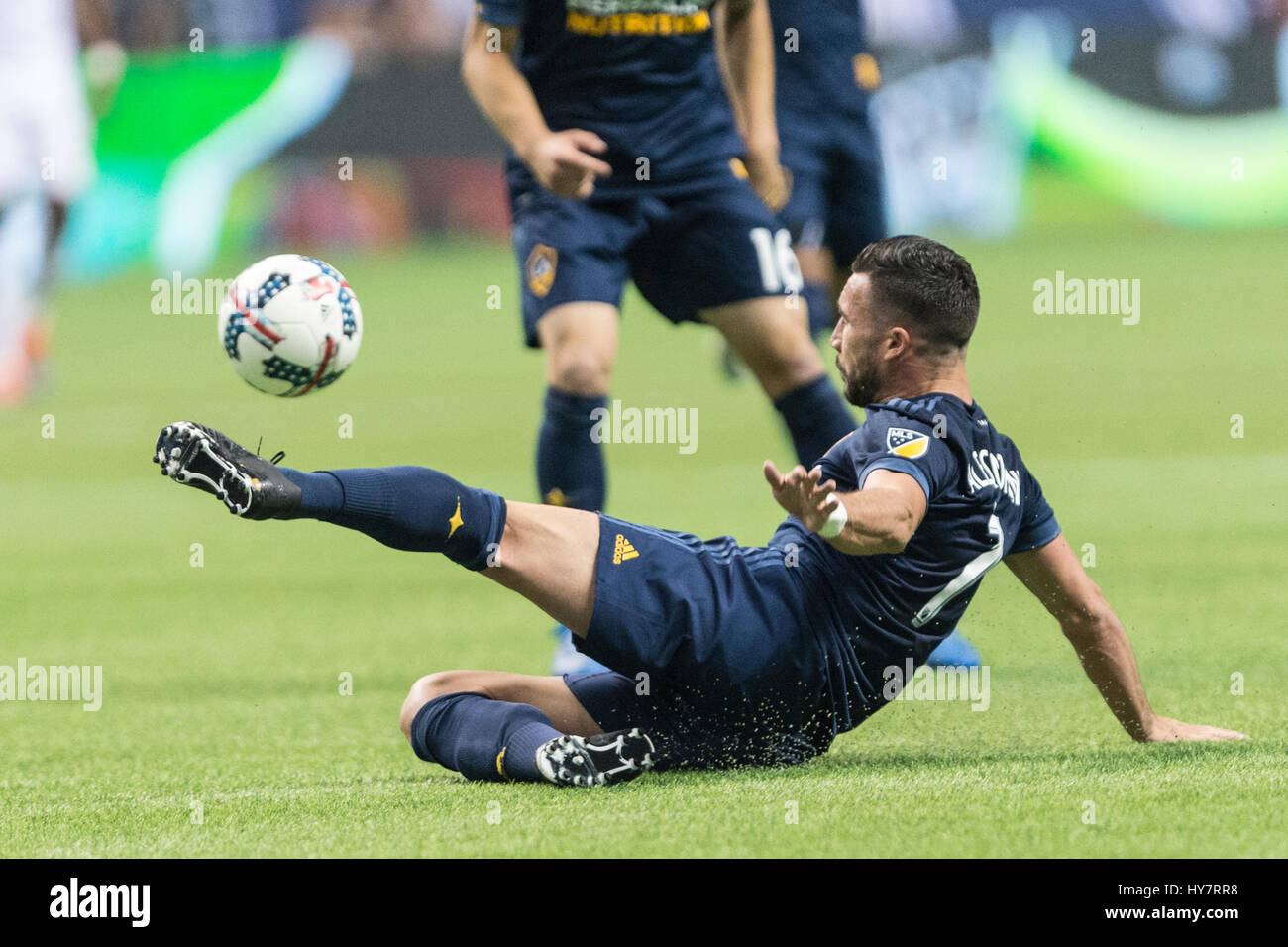 Vancouver, Canada. 1 Aprile, 2017. Romain Alessandrini (7) della galassia di Los Angeles, giocare la palla da terra. Vancouver sconfigge Los Angeles 4-2, con obiettivi Whitecap da Cristian Techera (13), Fredy Montero (12) e 2 gol da Matias Laba (15), Vancouver Whitecaps vs galassia di Los Angeles, BC Place Stadium. . © Gerry Rousseau/Alamy Live News Foto Stock