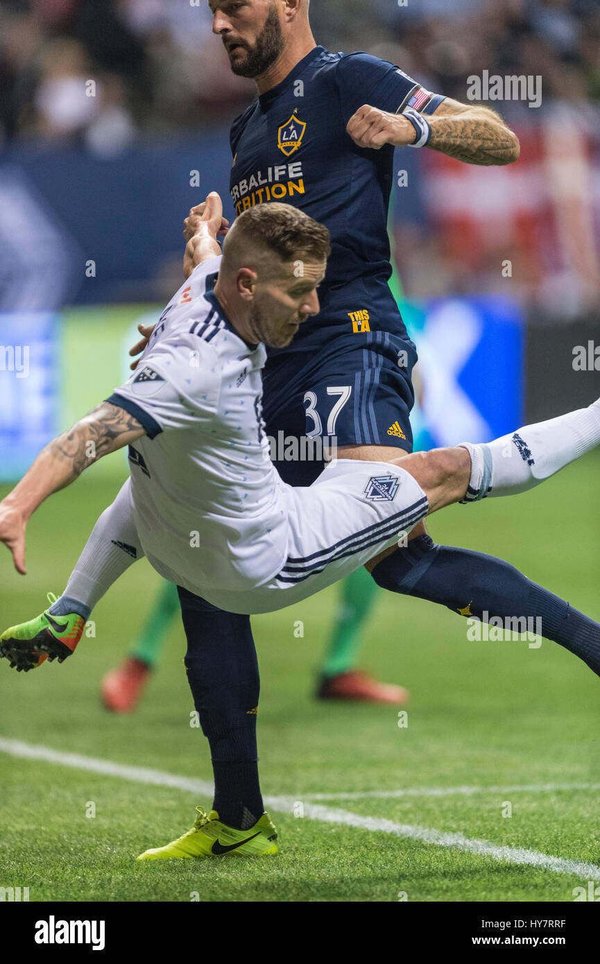 Vancouver, Canada. 1 Aprile, 2017. Jelle Van Damme (37) della galassia di Los Angeles, spingendo la Giordania Harvey (2) di Vancouver Whitecaps fuori dai limiti. Vancouver sconfigge Los Angeles 4-2, con obiettivi Whitecap da Cristian Techera (13), Fredy Montero (12) e 2 gol da Matias Laba (15), Vancouver Whitecaps vs galassia di Los Angeles, BC Place Stadium. © Gerry Rousseau/Alamy Live News Foto Stock