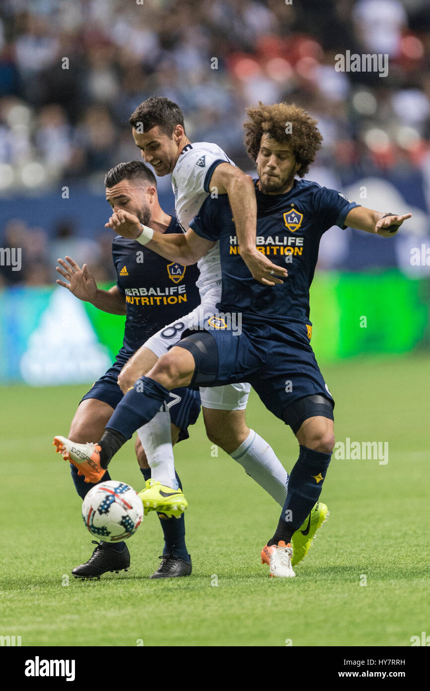 Vancouver, Canada. 1 Aprile, 2017. Romain Alessandrini (7)(L) e Joao Pedro (8)(R) della galassia di Los Angeles, sandwich Andrew Jacobson (8) di Vancouver Whitecaps (centro). Vancouver sconfigge Los Angeles 4-2, con obiettivi Whitecap da Cristian Techera (13), Fredy Montero (12) e 2 gol da Matias Laba (15), Vancouver Whitecaps vs galassia di Los Angeles, BC Place Stadium. . © Gerry Rousseau/Alamy Live News Foto Stock