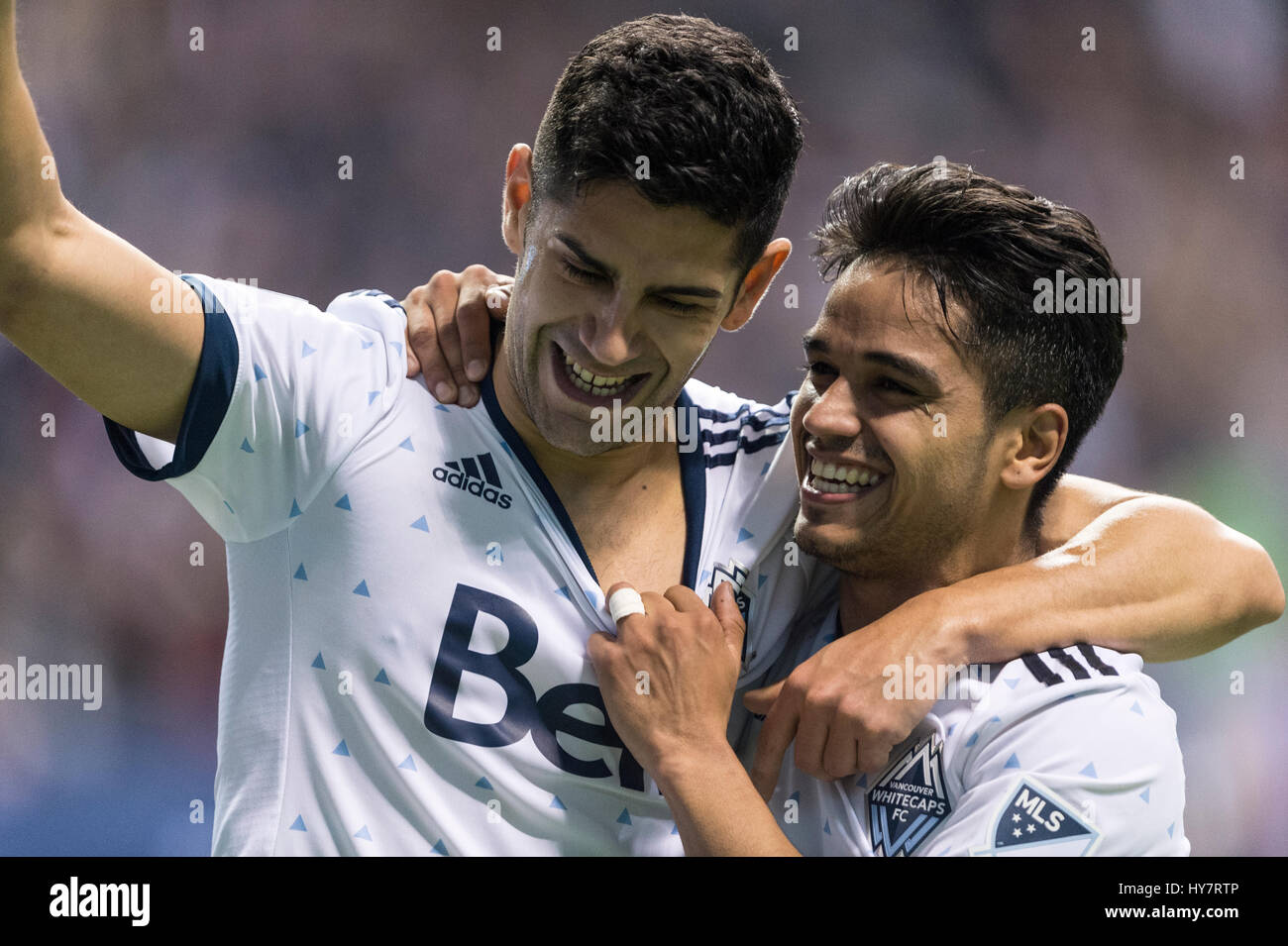 Vancouver, Canada. 1 Aprile, 2017. Whitecap Cristian Techera (13)(R) aiuta a celebrare il suo compagno di squadra Matias Laba (15)(L), il secondo obiettivo della notte. Vancouver sconfigge Los Angeles 4-2, con obiettivi Whitecap da Cristian Techera (13), Fredy Montero (12) e 2 gol da Matias Laba (15), Vancouver Whitecaps vs galassia di Los Angeles, BC Place Stadium. . © Gerry Rousseau/Alamy Live News Foto Stock