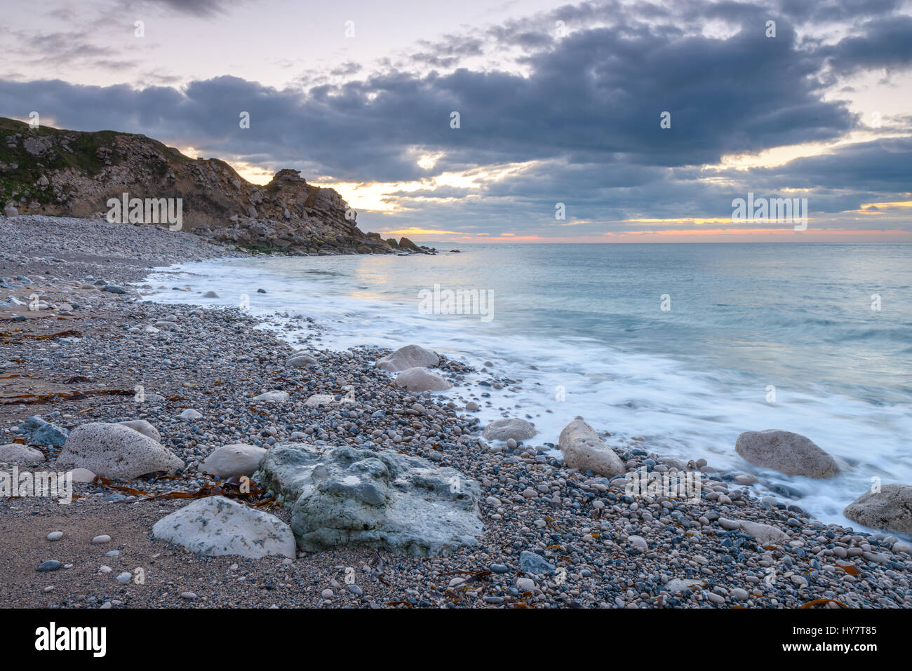 Chiesa Ope Cove, Portland, Dorset, Regno Unito. Il 2 aprile 2017. Bellissima alba sulla spiaggia piccola insenatura sul lato orientale di Portland. © Dan Tucker/Alamy Live News Foto Stock
