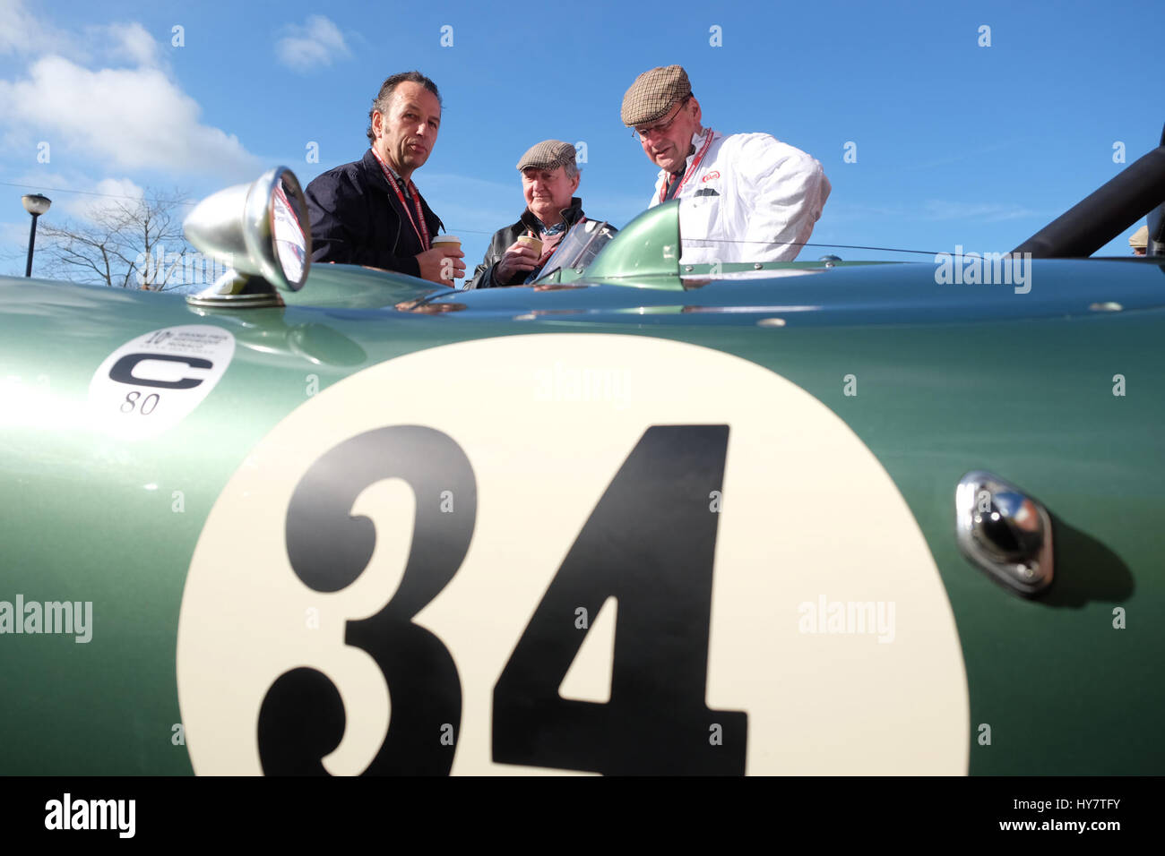 Bromyard Velocità Festival, Herefordshire, Regno Unito - Aprile 2017 - Vintage i proprietari di auto e di tifosi si riuniscono a Monsummano Terme per ammirare una Aston Martin DB3S racing car . Foto Steven Maggio / Alamy Live News Foto Stock