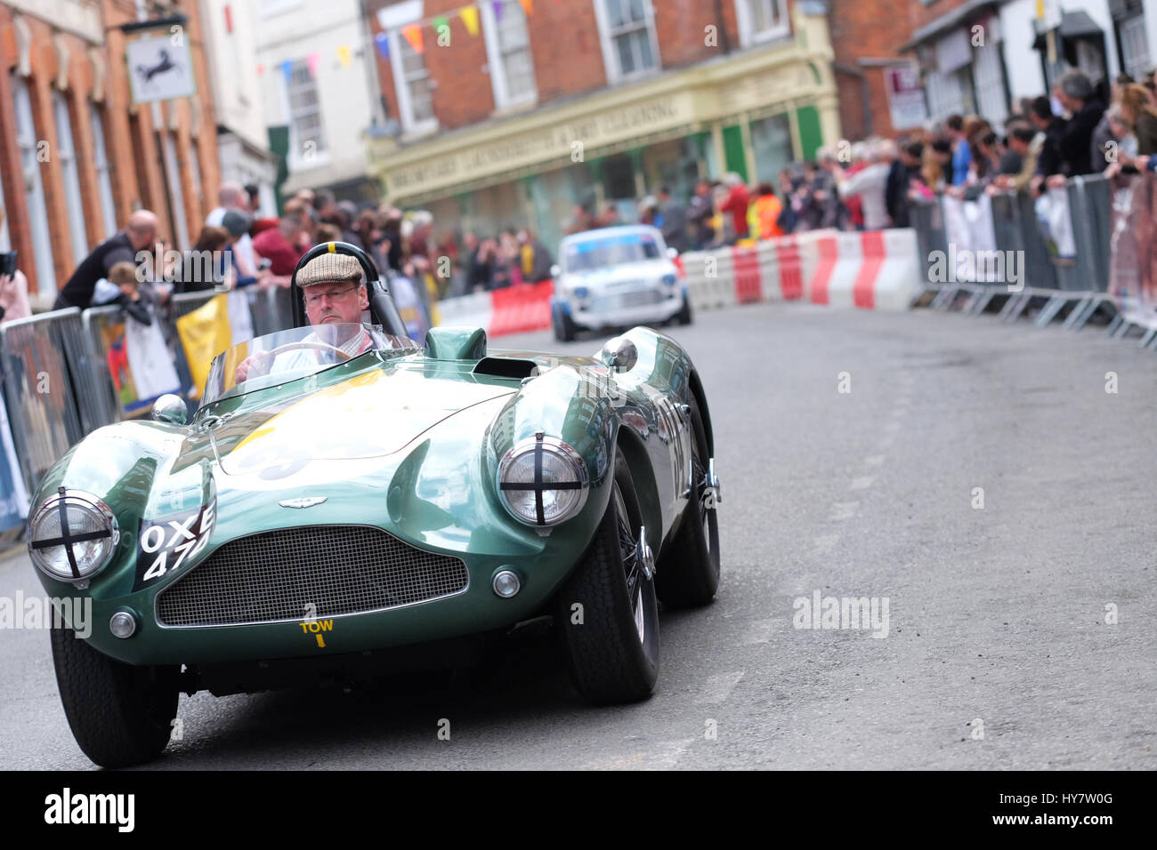 Bromyard Velocità Festival, Herefordshire, Regno Unito - Domenica 2 Aprile 2017 - Vintage e classic cars ruggito attraverso il centro della città di Bromyard come tifosi guardare la seconda velocità di Bromyard Festival. La foto mostra un vintage Aston Martin DB3S auto. Foto Steven Maggio / Alamy Live News Foto Stock