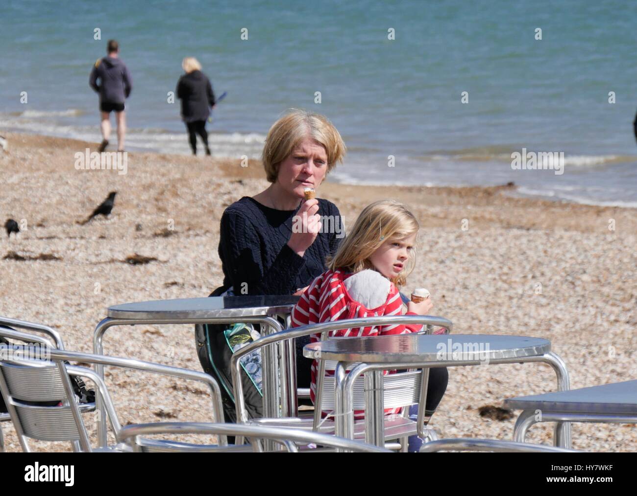 Weymouth Dorset, Regno Unito. Il 2 aprile 2017. Bella giornata di sole sulla spiaggia di Weymouth come popolo gregge di godere di una domenica in una località di mare. © DTNews/Alamy Live News Foto Stock