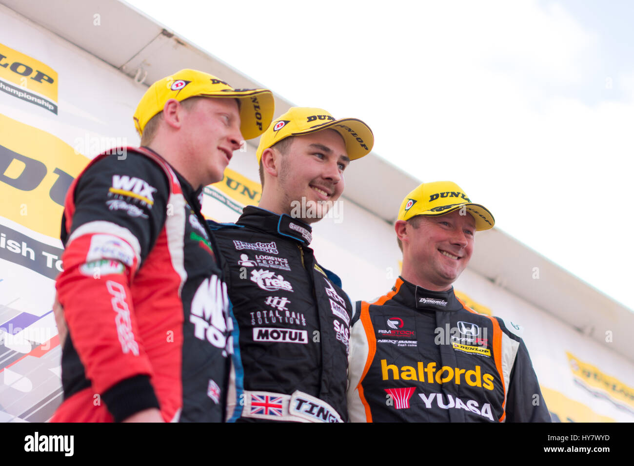 Fawkham, Longfield, UK. Il 2 aprile 2017. BTCC racing drivers Adam Morgan (sinistra), Tom Ingram (centrale) e Gordon Shedden (a destra). Il podio finitori del round 1 della Dunlop MSA British Touring Car Championship a Brands Hatch Indy circuito (foto di gergo Toth / Alamy Live News) Foto Stock