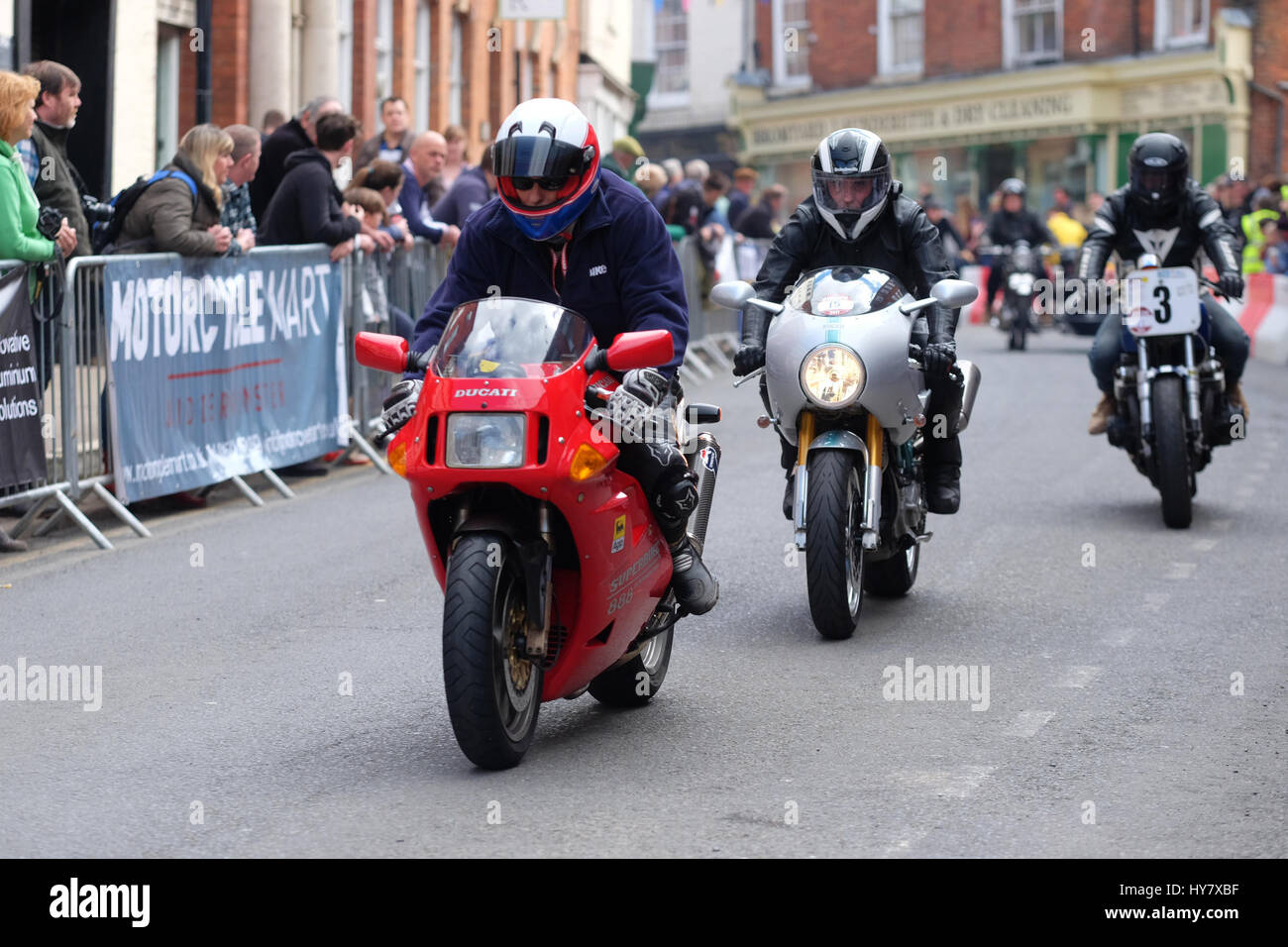 Bromyard Velocità Festival, Herefordshire, Regno Unito - Domenica 2 Aprile 2017 - motociclette ruggito attraverso il centro della città di Bromyard come tifosi guardare la velocità Festival. La foto mostra una selezione di classici del moto. Foto Steven Maggio / Alamy Live News Foto Stock