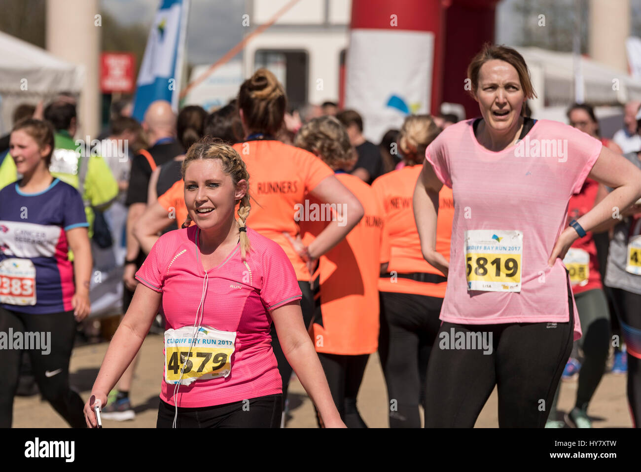 Cardiff, 2 marzo 2017. I partecipanti prendono parte nella Baia di Cardiff 10k eseguire, su un soleggiato e caldo mattina nella Baia di Cardiff. Oltre 7000 persone iscritte alla gara Credito: Gary Parker/Alamy Live News Foto Stock