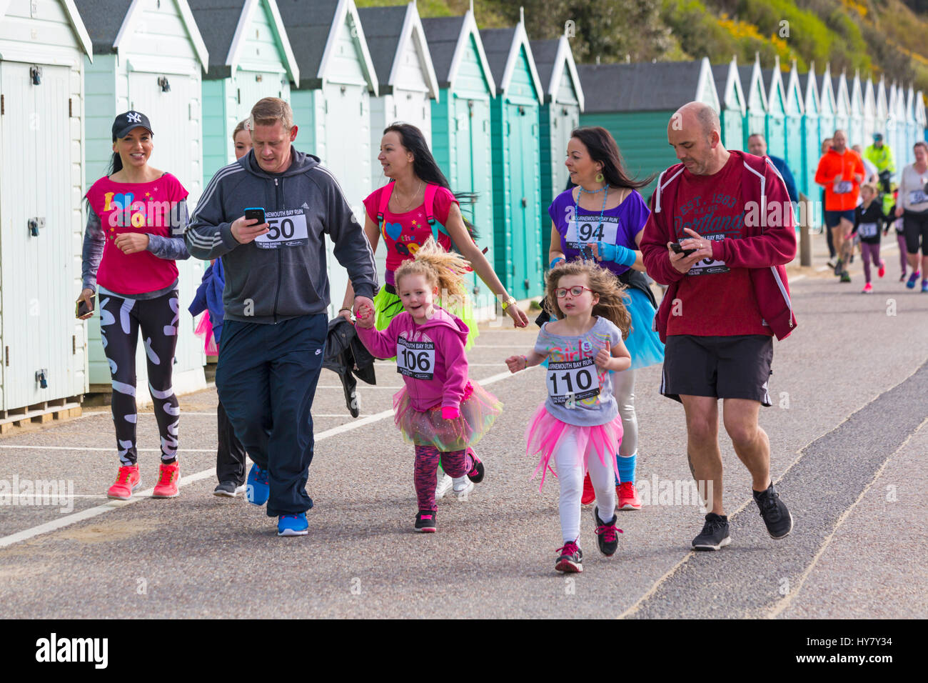 Bournemouth, Dorset, Regno Unito. 2nd Apr, 2017. I bambini e i genitori partecipano alla 1k divertente gestione per bambini/famiglia. Una giornata di caldo sole per i corridori che partecipano al 35th Bournemouth Bay Run sul tema del 80s lungo il mare di Bournemouth. I partecipanti si batteranno per raccogliere fondi vitali per la beneficenza della British Heart Foundation per combattere le malattie cardiache. Credit: Carolyn Jenkins/Alamy Live News Foto Stock