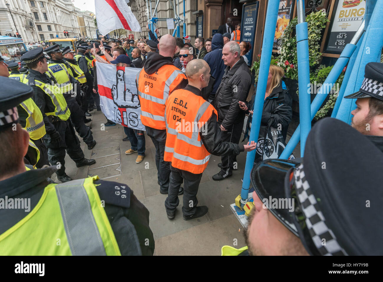 Londra, Regno Unito. 1 apr, 2017. Londra, Regno Unito. Il 1 aprile 2017. Marche e nel Rally di Gran Bretagna prima e l'EDL (Inglese difesa League) in reazione a Londra attacco terroristico si erano opposti dalla rete Anti-Fascist, London gli antifascisti e di unire le forze contro il fascismo (UAF) che accusano gli estremisti di destra utilizzando l'attacco al carburante loro anti-musulmano e anti-migrante propaganda razzista. L'EDL sostenitori al di fuori di un pub sono protetti dalla polizia come gridano al di là della strada a anti-fascisti. Peter Marshall credito ImagesLive: Peter Marshall / ImagesLive/ZUMA filo/Alamy Live News Foto Stock