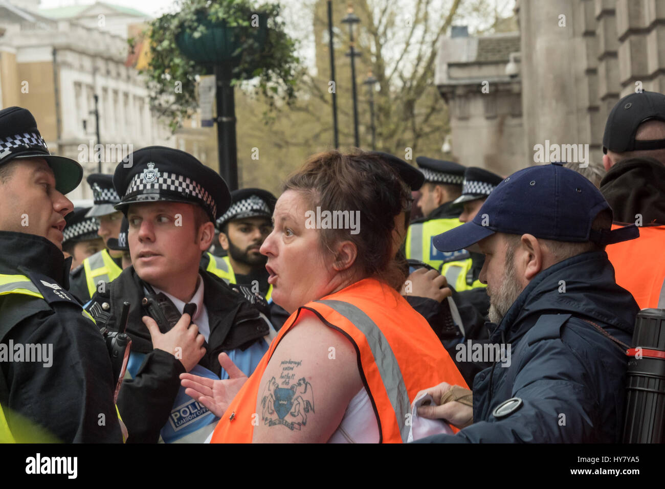 Londra, Regno Unito. 1 apr, 2017. Londra, Regno Unito. Il 1 aprile 2017. Marche e nel Rally di Gran Bretagna prima e l'EDL (Inglese difesa League) in reazione a Londra attacco terroristico si erano opposti dalla rete Anti-Fascist, London gli antifascisti e di unire le forze contro il fascismo (UAF) che accusano gli estremisti di destra utilizzando l'attacco al carburante loro anti-musulmano e anti-migrante propaganda razzista. L'EDL custodi e sostenitori al di fuori di un pub sostengono con la polizia che li protegge da anti-fascisti attraverso la strada. Peter Marshall credito ImagesLive: Peter Marshall / ImagesLive/ZUMA filo/Alamy Live News Foto Stock