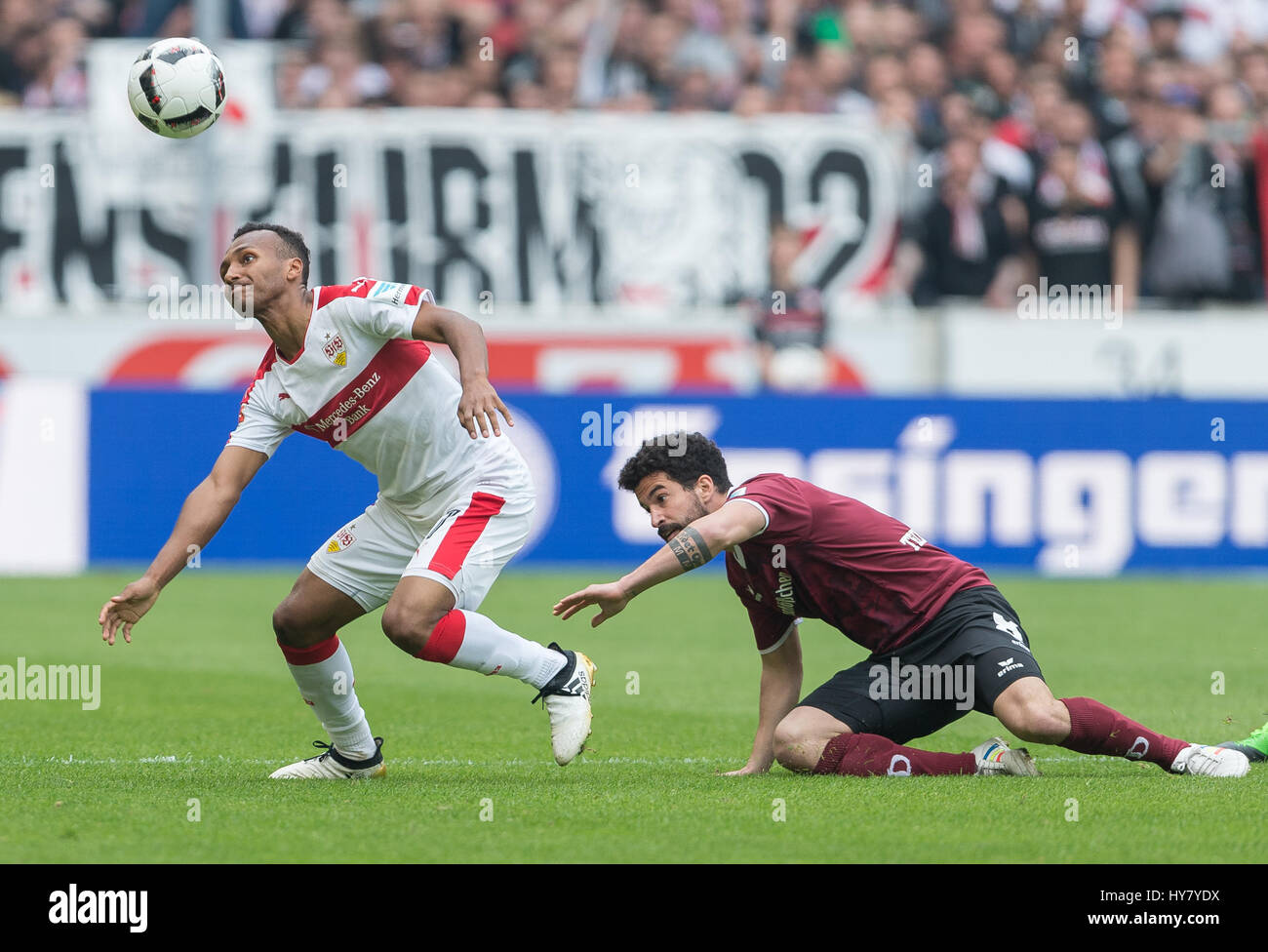 Stuttgart, Germania. 02Apr, 2017. Stoccarda è Julian verde (L) e Dresda Nils Teixeira si contendono la palla durante il tedesco della Seconda Bundesliga partita di calcio tra VfB Stuttgart e Dynamo Dresden nel Mercedes-Benz Arena a Stoccarda, Germania, 02 aprile 2017. (EMBARGO CONDIZIONI - ATTENZIONE: grazie alle linee guida di accreditamento, il DFL consente solo la pubblicazione e utilizzazione di fino a 15 immagini per corrispondenza su internet e nei contenuti multimediali in linea durante la partita.) Foto: Daniel Maurer/dpa/Alamy Live News Foto Stock