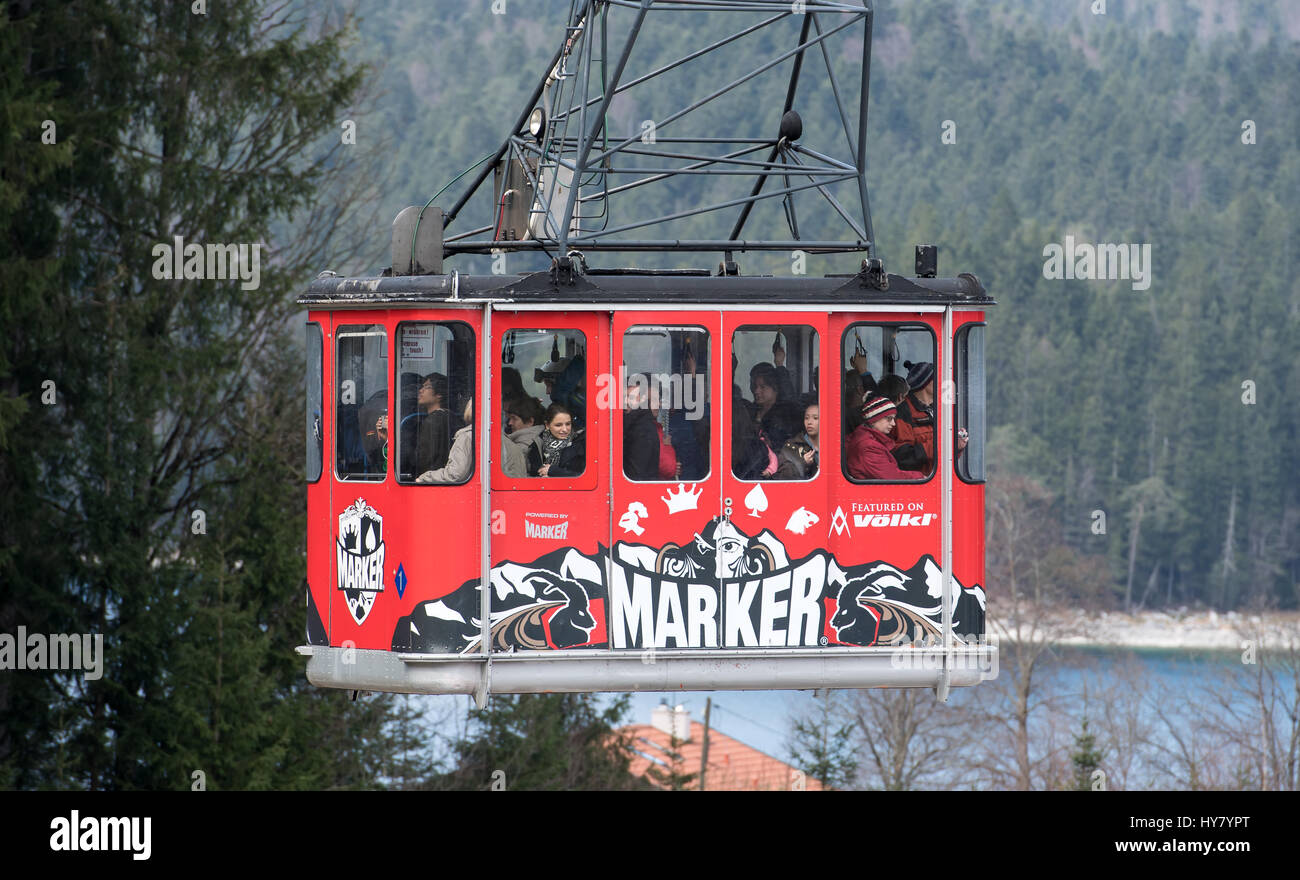 Garmisch-Partenkirchen (Germania). 02Apr, 2017. Escursionisti prendere la funivia per la parte superiore del ghiacciaio Zugspitze a Garmisch-Partenkirchen, in Germania, 02 aprile 2017. La funivia si trova a cessare le operazioni dopo 54 anni. Un nuovo cavo auto viene ad essere inaugurato nel dicembre 2017. Foto: Sven Hoppe/dpa/Alamy Live News Foto Stock