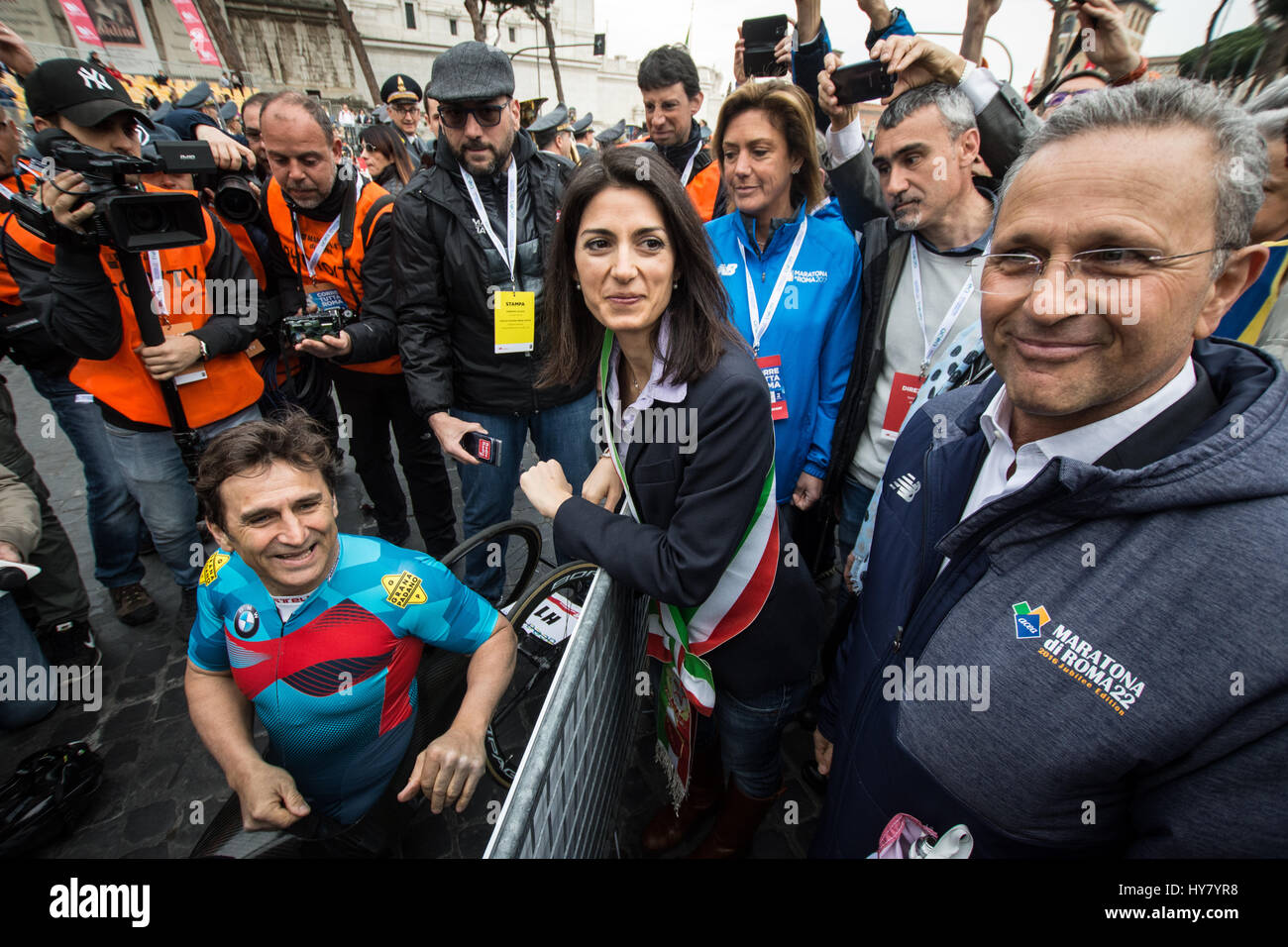 Roma, Italia. 02 aprile 2017. Guide di scorrimento completo durante la 23 edizione della Maratona di Roma (Maratona di Roma ),un annuale IAAF (Associazione Internazionale delle Federazioni di Atletica) Competizione maratona ospitato dalla città di Roma Italyon Aprile 02,2017, sedici mila corridori provenienti da 131 paesi prendono parte alla XXIII Maratona di Roma strega ha una distanza di lunghezza totale di 42.195 Kilomeers. Credito: Andrea Ronchini/Alamy Live News Foto Stock