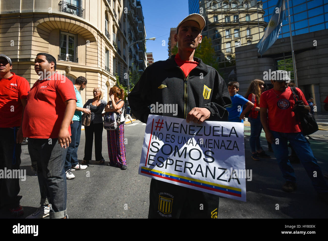 Buenos Aires, Argentina. 1 apr, 2017. Demo vicino al Ministero degli Affari Esteri di Argentina nel corso di una riunione del Mercosur blocco commerciale chiamato a discutere del Venezuela la crisi politica. Credito: Anton Velikzhanin/Alamy Live News Foto Stock