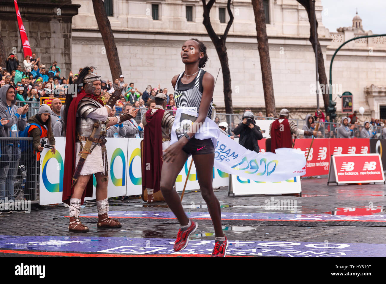 Roma, Italia. 02Apr, 2017. Rahma Tusa Chota è il vincitore della la gara femminile è la ventitreesima Maratona di Roma, con un tempo di 2:27:21. Tusa al suo arrivo al traguardo. Credito: Polifoto/Alamy Live News Foto Stock