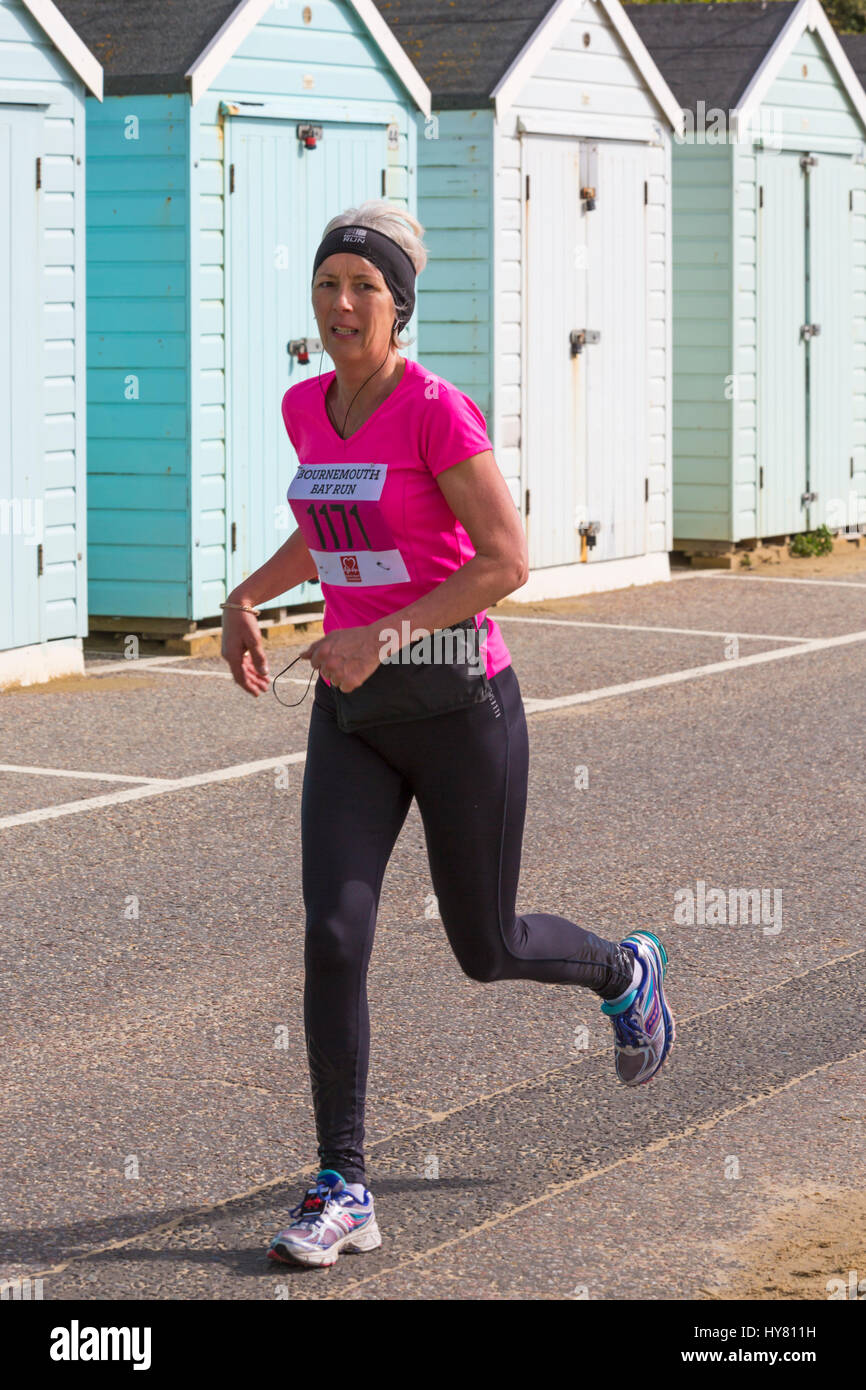 Bournemouth, Dorset, Regno Unito. 2nd Apr, 2017. Runner che partecipa alla 10k run. Una giornata di caldo sole per i corridori che partecipano al 35th Bournemouth Bay Run sul tema del 80s lungo il mare di Bournemouth. I partecipanti si batteranno per raccogliere fondi vitali per la beneficenza della British Heart Foundation per combattere le malattie cardiache. Credit: Carolyn Jenkins/Alamy Live News Foto Stock