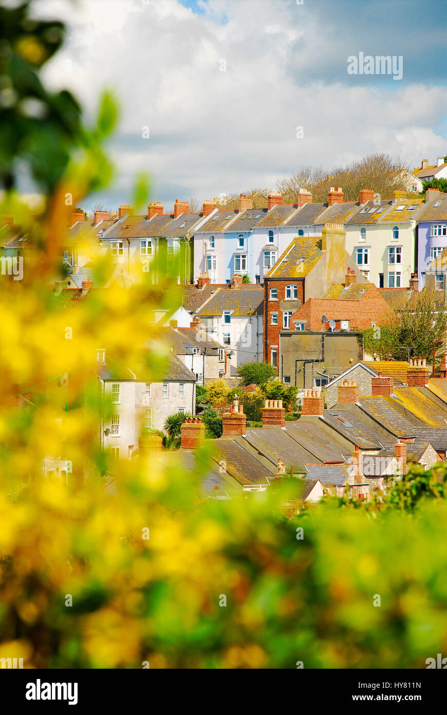 Portland, Regno Unito. 2 apr, 2017. Il villaggio di Fortuneswell è incorniciato da coltivazione sul giorno caldo e soleggiato. Thomas Hardy chiamato "strada dei pozzi" nella sua 1880 romanzo, "la tromba Major'. Credito: stuart fretwell/Alamy Live News Foto Stock