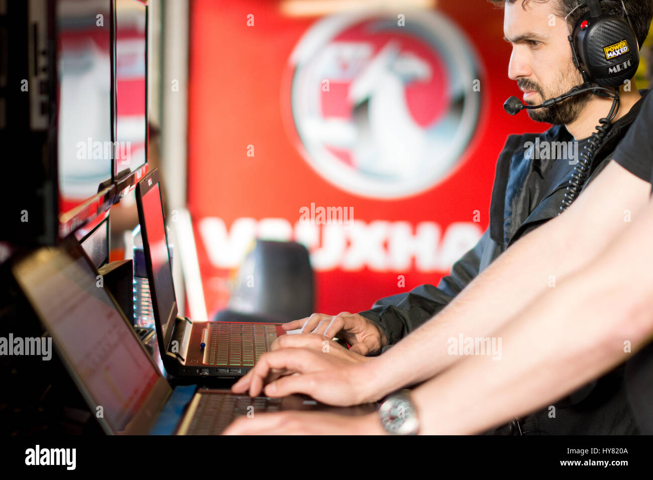 Fawkham, Longfield, UK. Il 2 aprile 2017. BTCC racing team Power Maxed Racing durante il round 3 della Dunlop MSA British Touring Car Championship a Brands Hatch Indy circuito (foto di gergo Toth / Alamy Live News) Foto Stock