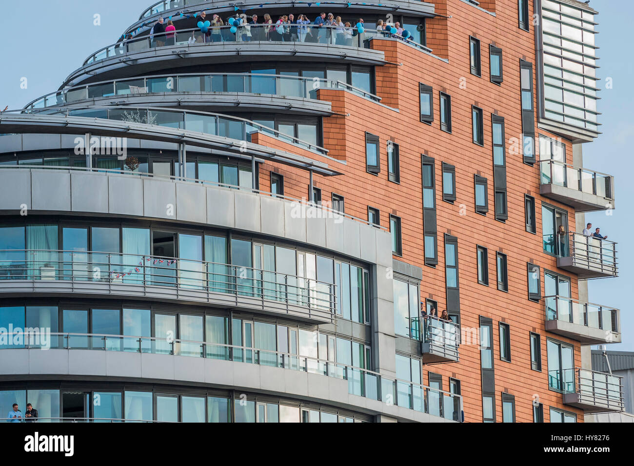 Londra, Regno Unito. 02Apr, 2017. Ogni vantage point è preso - Oxford v Cambridge boat race inizia a Putney e teste a monte. Si tratta di sostenere la ricerca cnacer ed è sponsorizzato dalla Mellon Bank - Londra 02 Apr 2017. Credito: Guy Bell/Alamy Live News Foto Stock