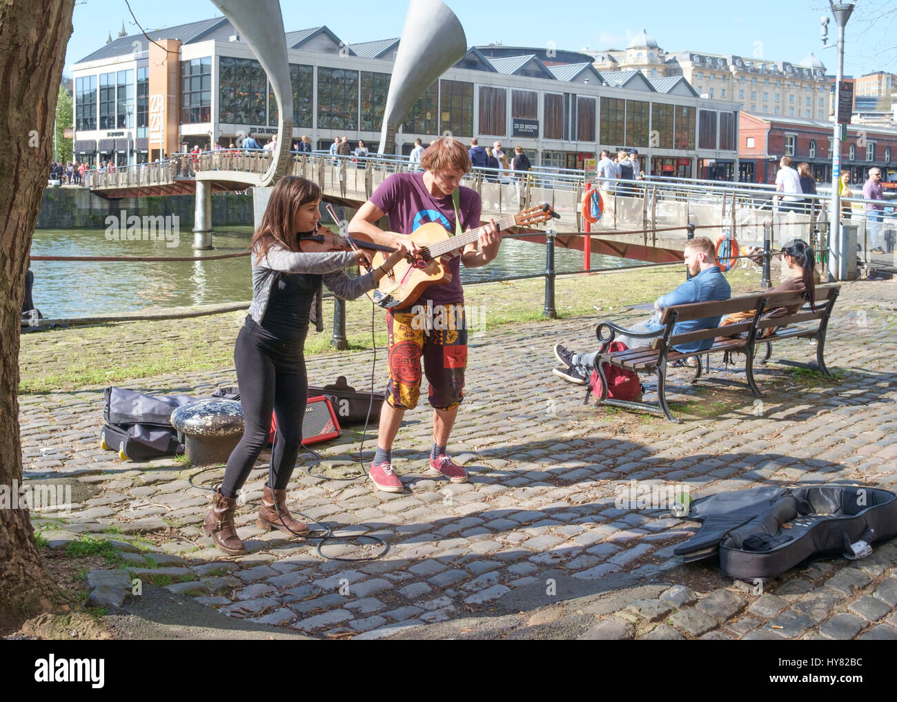 Bristol, Regno Unito. 2 apr, 2017. Calda primavera meteo ha portato la folla fuori in Hipster Bristol. Le persone sono godendo il sole intorno al porto e parco del castello. Credito: Signor Standfast/Alamy Live News Foto Stock