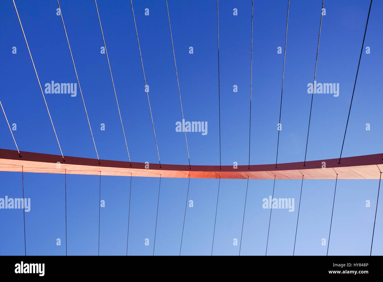 I cavi e la torre del ponte di sospensione Foto Stock