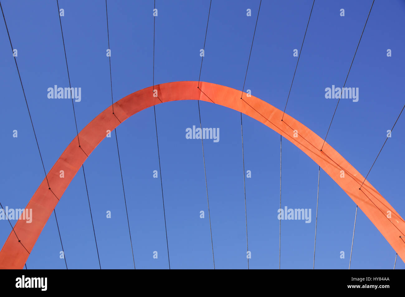 I cavi e la torre del ponte di sospensione Foto Stock