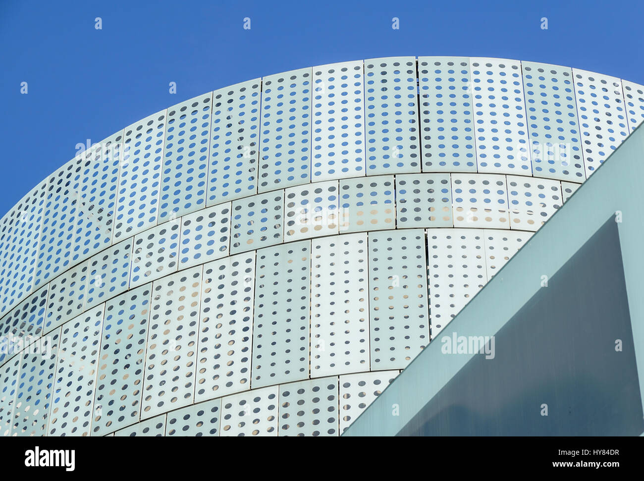 Il design moderno edificio per uffici con il pannello di vetro tettuccio Foto Stock