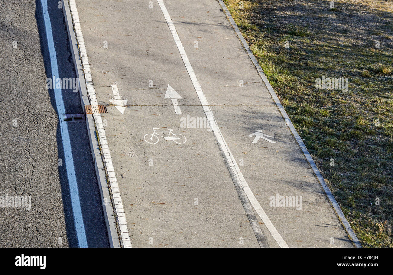 Pista ciclabile attraverso la strada in Italia Foto Stock