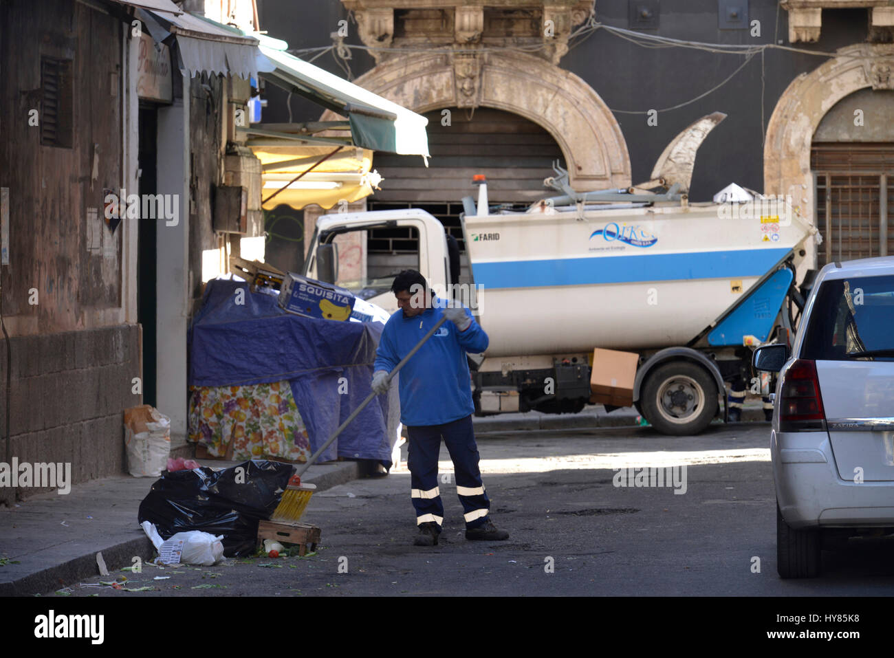 Lo smaltimento dei rifiuti, Catania, Sicilia, Italia, Muellabfuhr, Sizilien, Italien Foto Stock