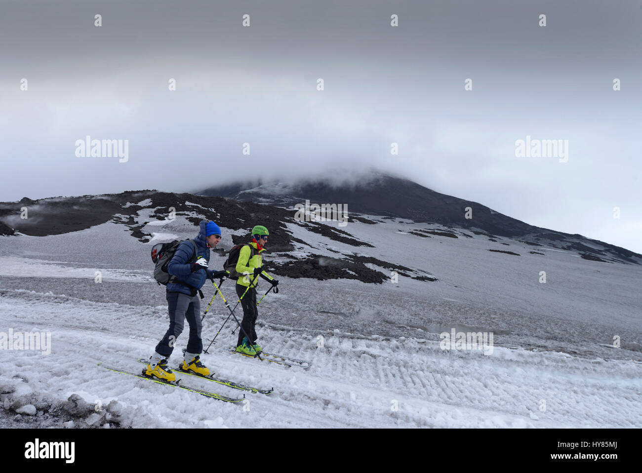 Sciatore, Torre del Filosofo, il cratere principale, l'Etna, Sicilia, Italia, Skifahrer, Hauptkrater, Sizilien, Italien Foto Stock