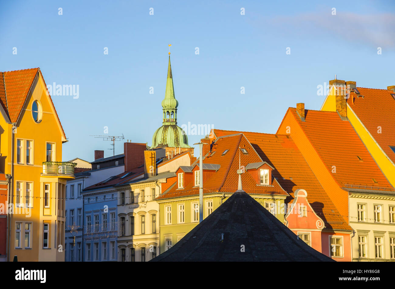 Vista sui tetti delle case storiche della città anseatica di Stralsund, Meclemburgo-Pomerania, Germania. Foto Stock