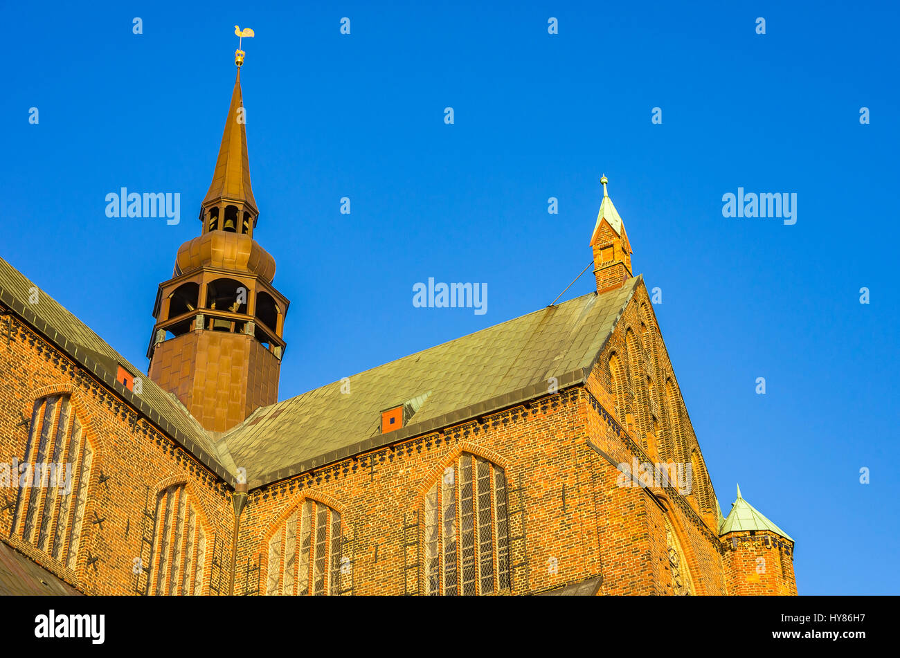 Vista la chiesa di Santa Maria in città anseatica di Stralsund, Mecklenburg-Pomerania, Germania. Foto Stock