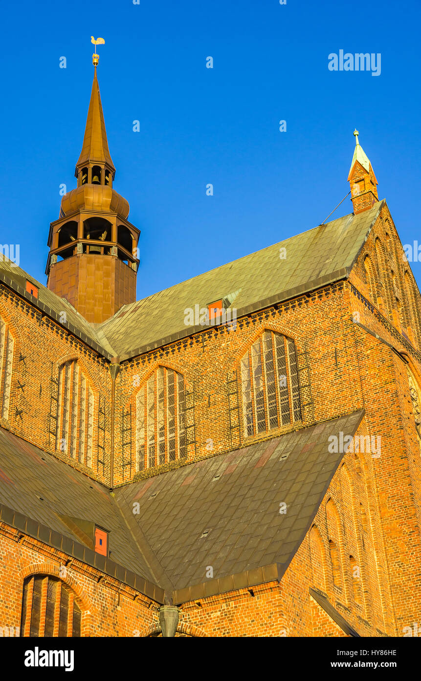 Vista la chiesa di Santa Maria in città anseatica di Stralsund, Mecklenburg-Pomerania, Germania. Foto Stock