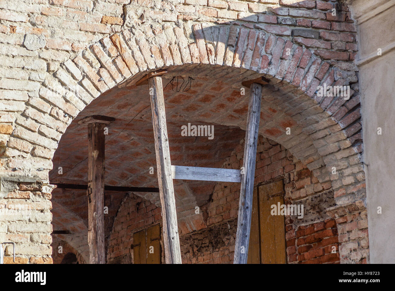 Supporto sotto un arco in mattoni in fase di rinnovo Foto Stock