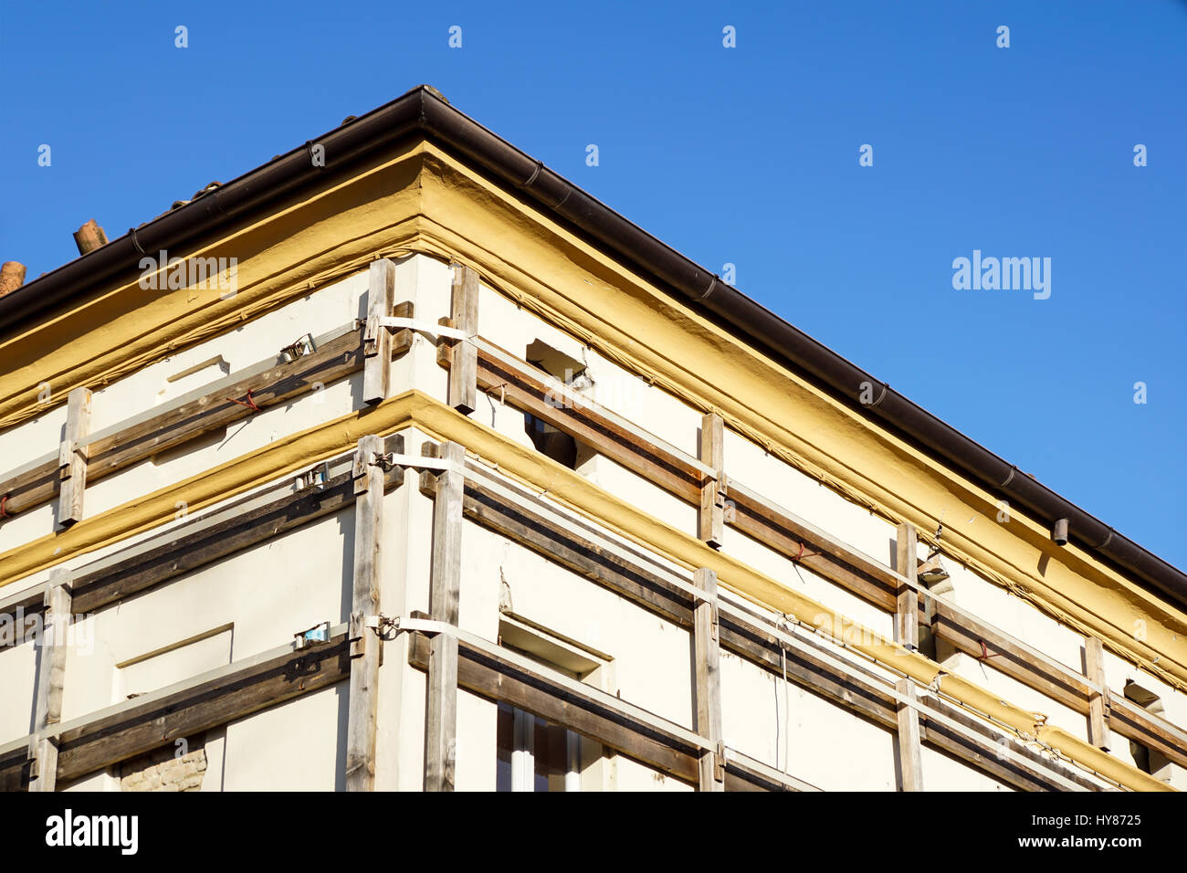 Facciata di un italiano antico edificio in muratura con tirante metallico, cinghie di contenimento e la piastra di ancoraggio. Foto Stock