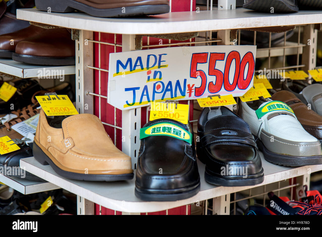 Offerta scarpe uomo in un negozio. Scarpe made in Giappone. Le vendite di  calzature giapponese Foto stock - Alamy