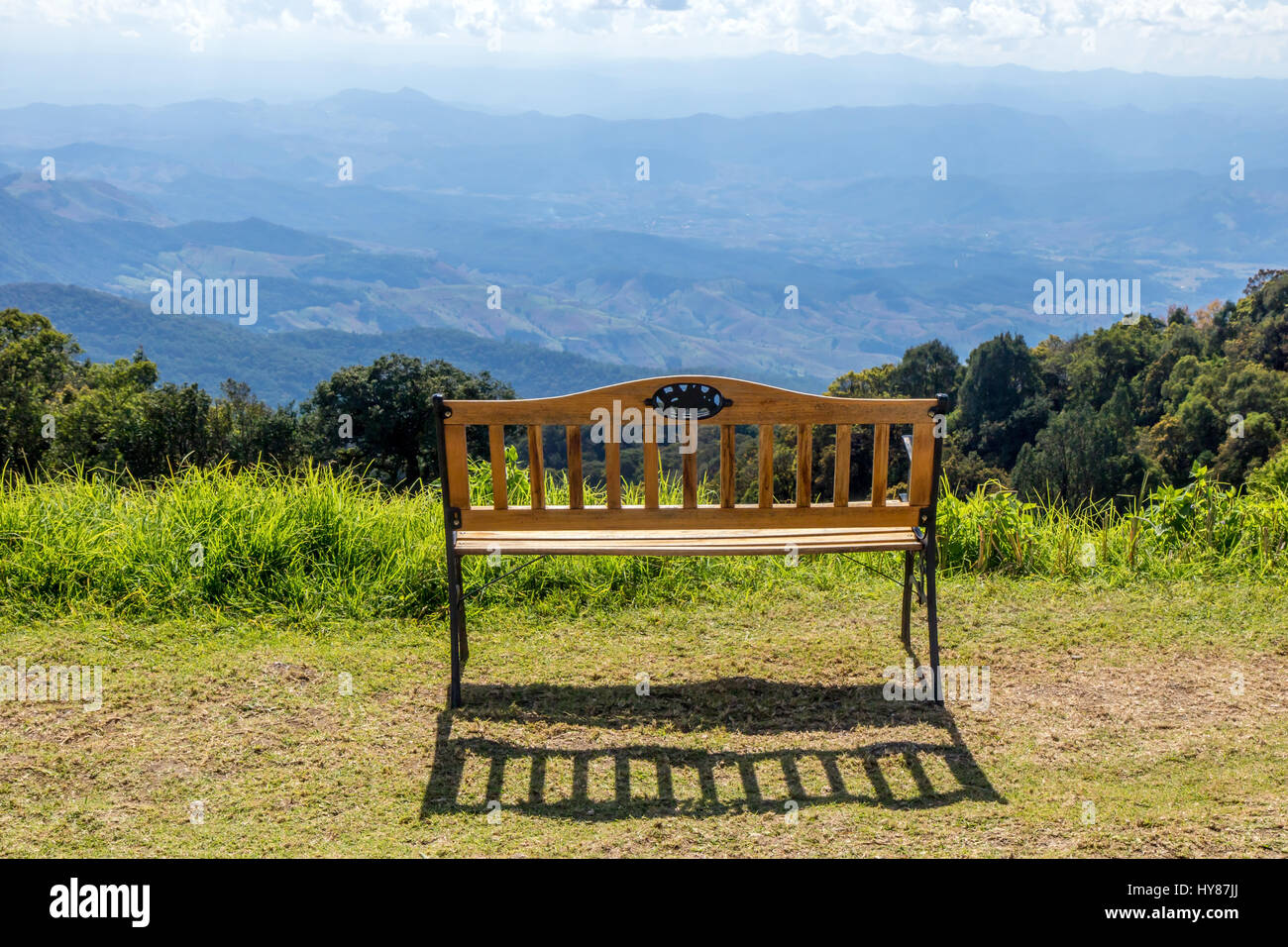 Romantica vista con un banco di lavoro. Banchi vuoti in piedi in cima a una montagna che si affaccia sul paesaggio. Foto Stock