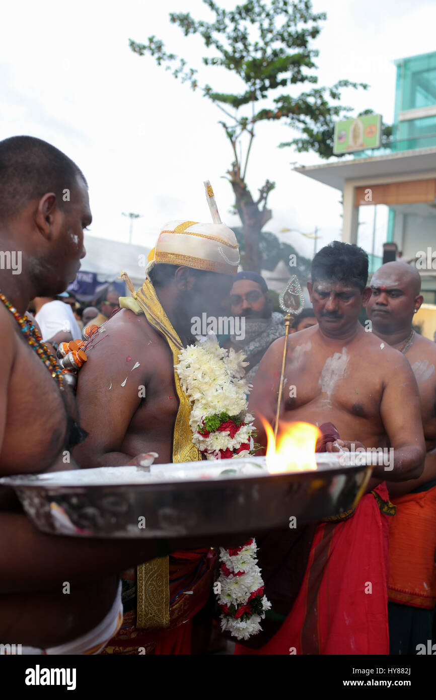 Kavadi portatore a Batu tempio nella grotta, Kuala Lumpur in Malesia durante Thaipusam 2017. Foto Stock