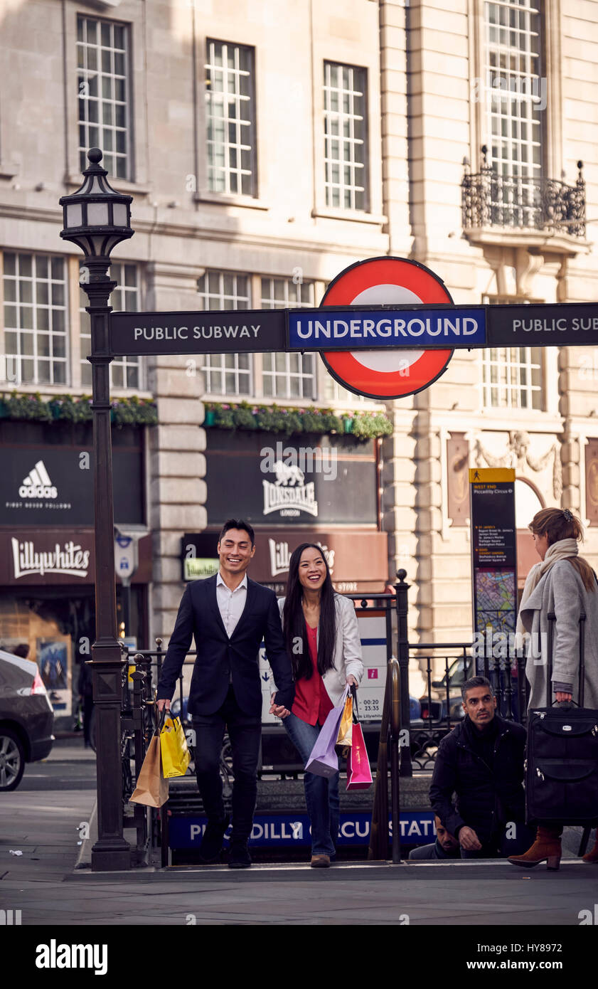 Una giovane coppia giapponese shopping a Londra Foto Stock