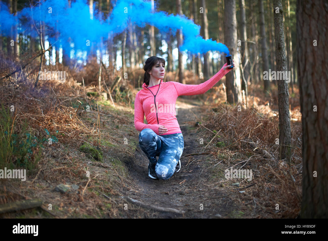 Una donna lascia fuori una svasatura nei boschi Foto Stock