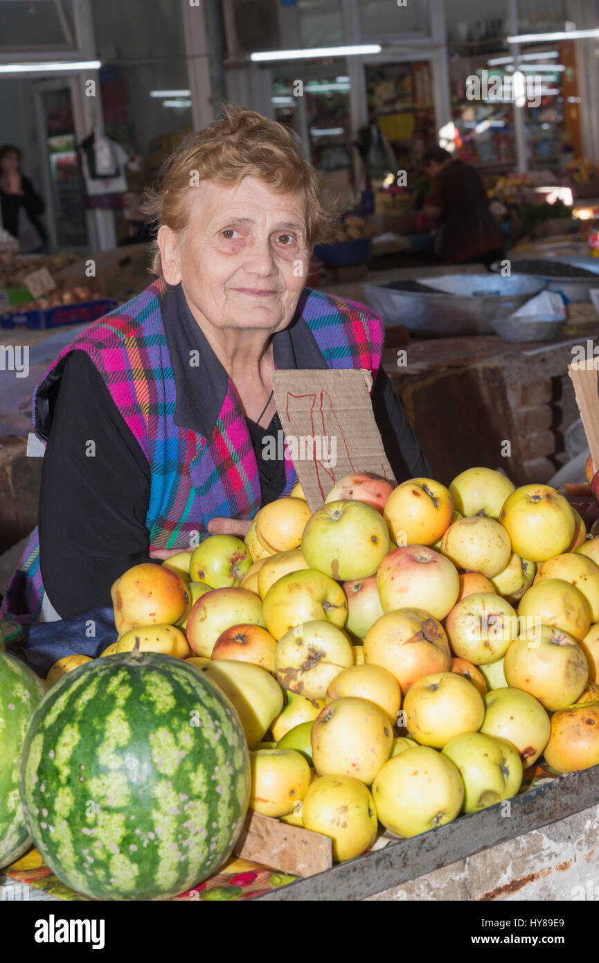 Georgian donna Vendita di mele, Kutaisi mercato, Regione di Imereti, Georgia, nel Caucaso, in Medio Oriente, in Asia, solo uso editoriale, Foto Stock